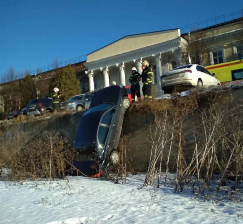 Особенности национальной парковки в Туле: автомобиль съехал в Упу