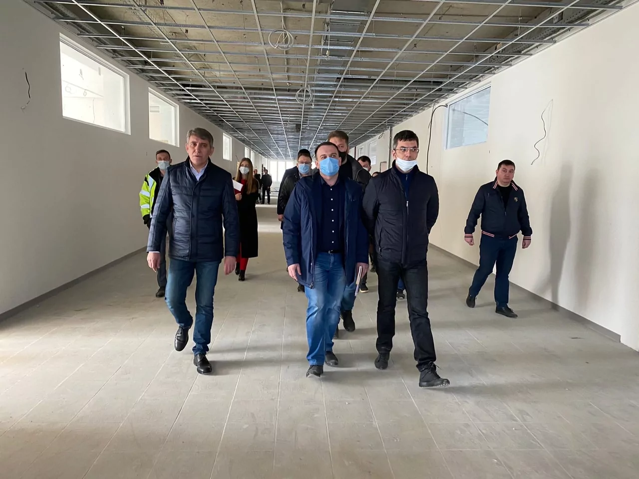 Строительство школы в микрорайоне "Времена года" должны завершить к середине июля