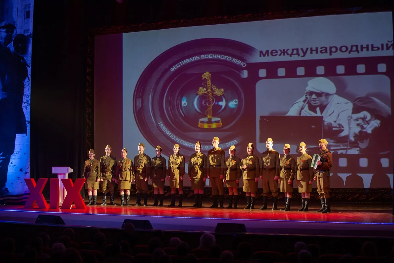 Звезды прошли по красной ковровой дорожке фестиваля военного кино в Туле: фоторепортаж