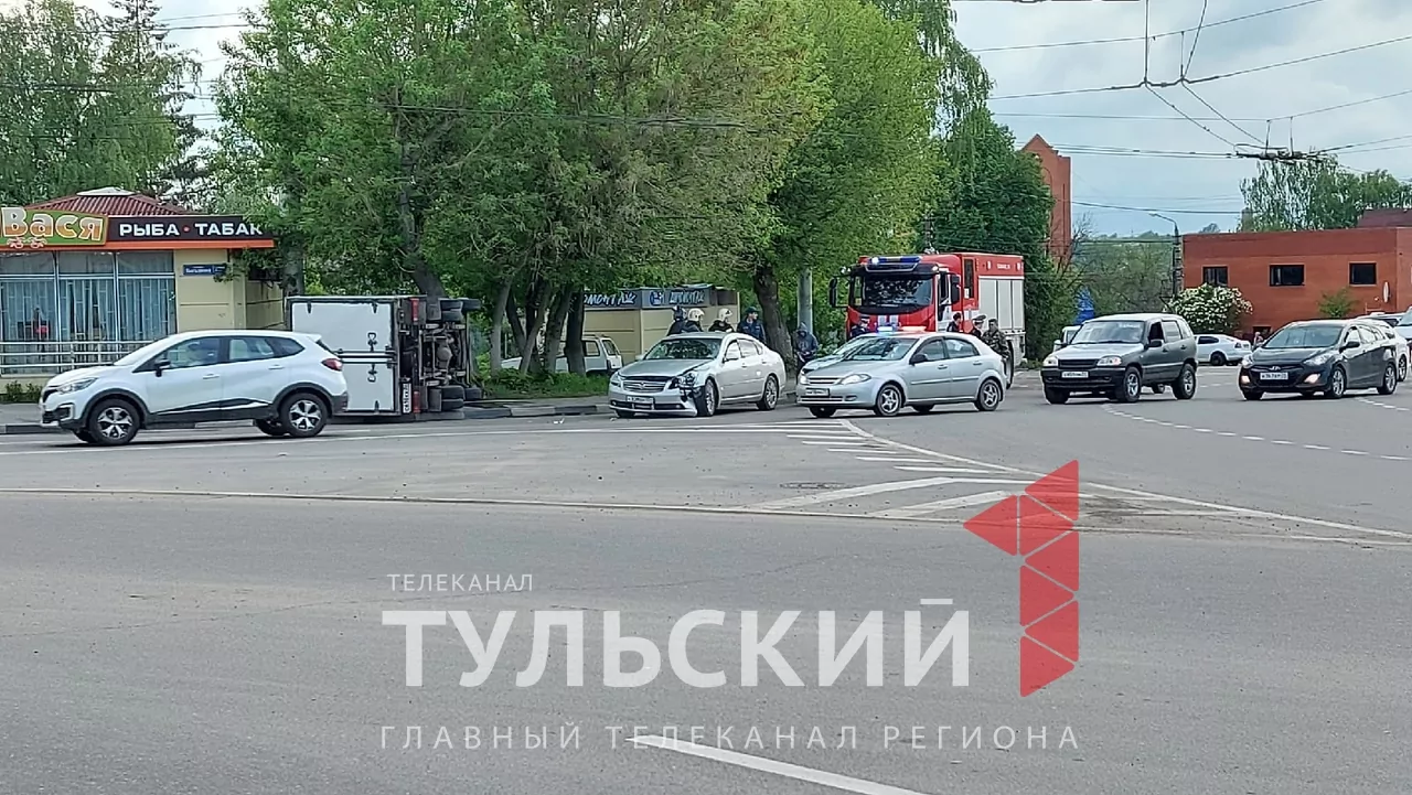 В Туле после жесткого ДТП перевернулась грузовая "ГАЗель"
