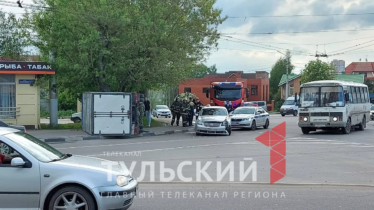 В Туле после жесткого ДТП перевернулась грузовая "ГАЗель"