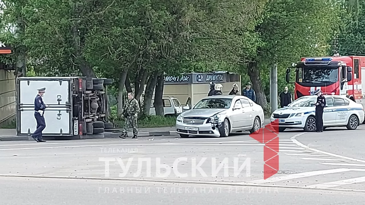В Туле после жесткого ДТП перевернулась грузовая "ГАЗель"