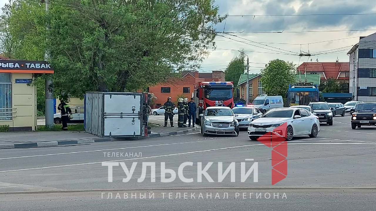 В Туле после жесткого ДТП перевернулась грузовая "ГАЗель"