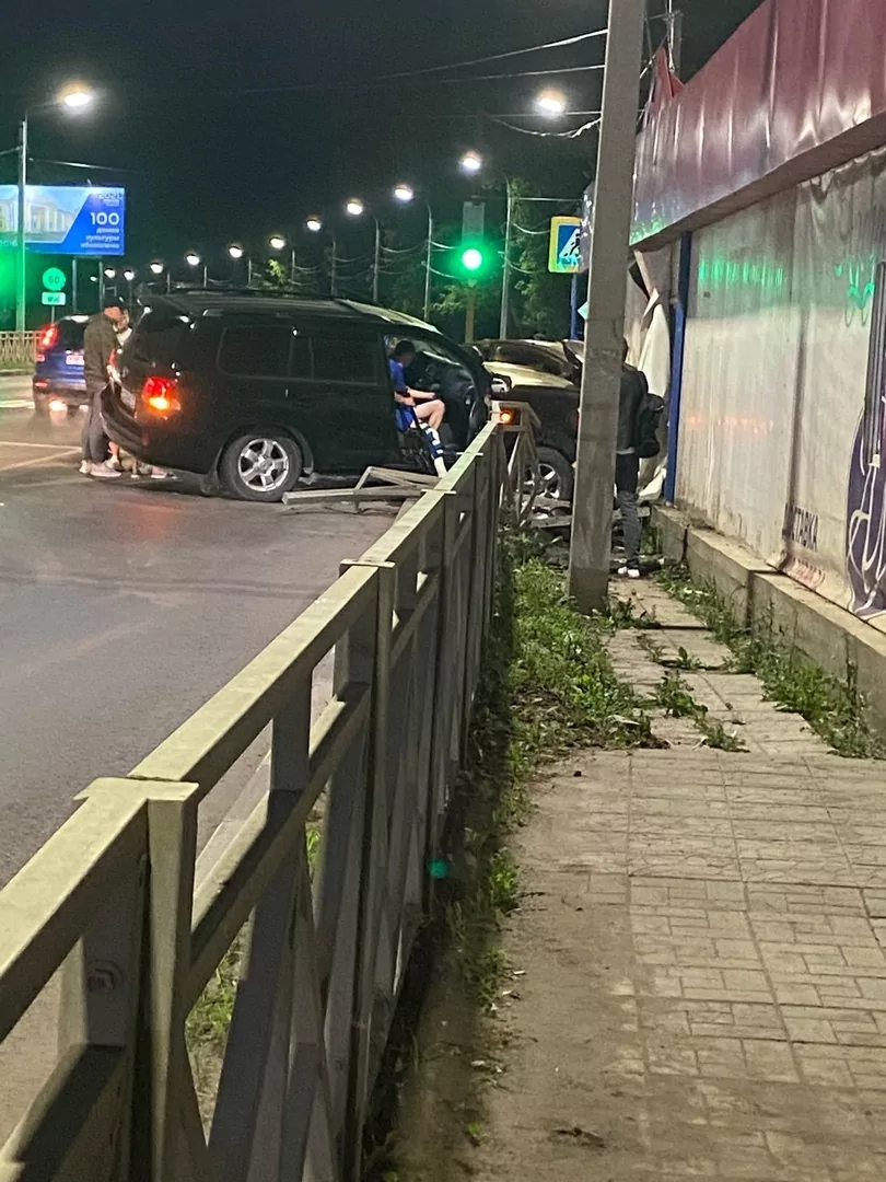 В Новомосковске легковушка на скорости вылетела на тротуар и врезалась в забор