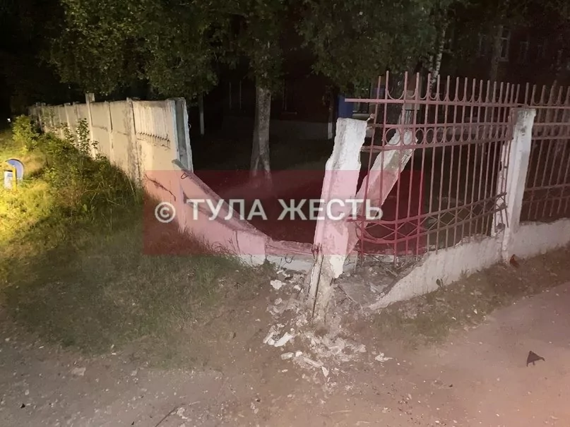 В Суворове местный "стритрейсер" снес забор