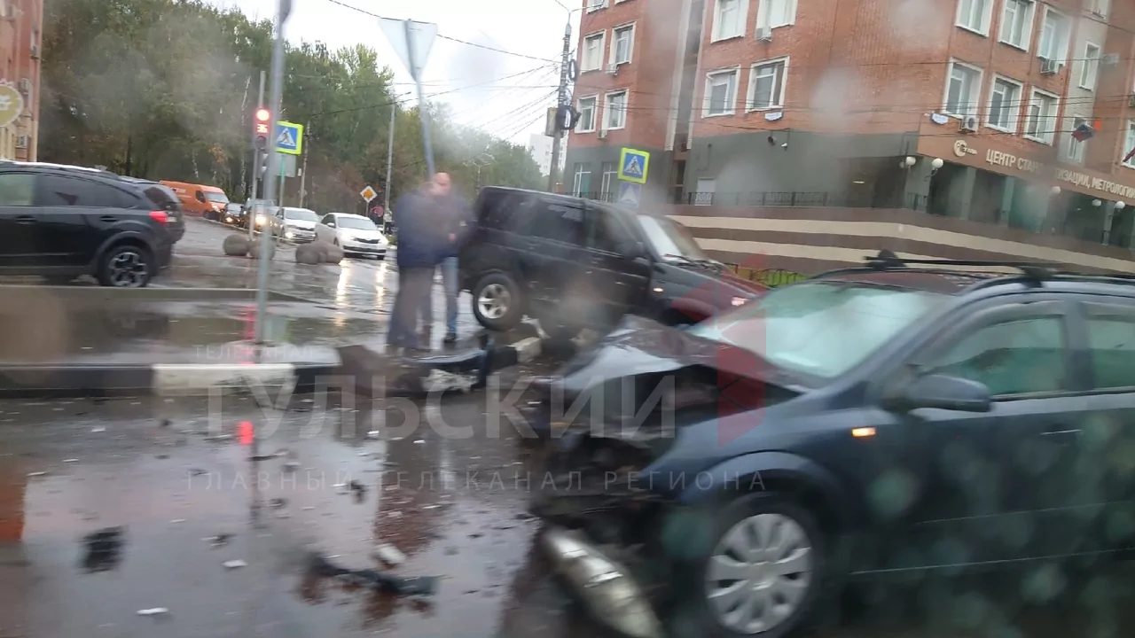 В Туле на улице Болдина столкнулись три автомобиля