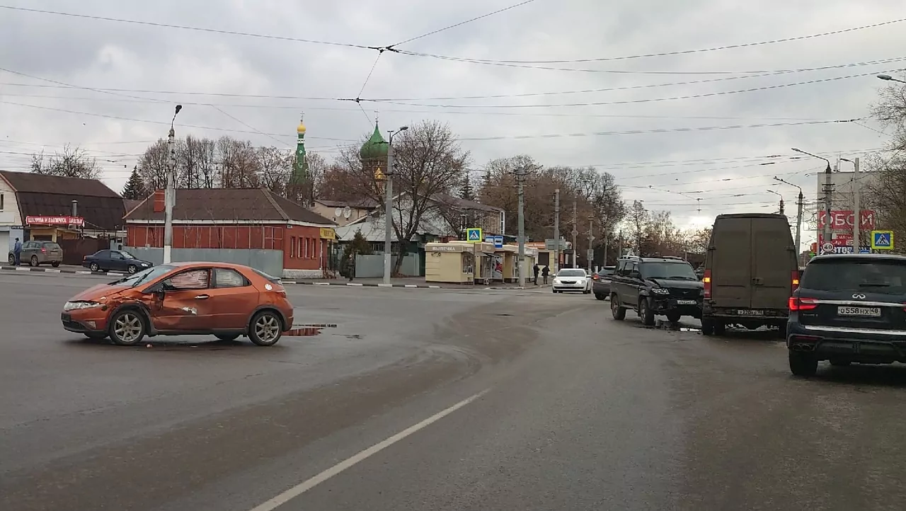 В Туле на улице Оборонной произошло массовое ДТП