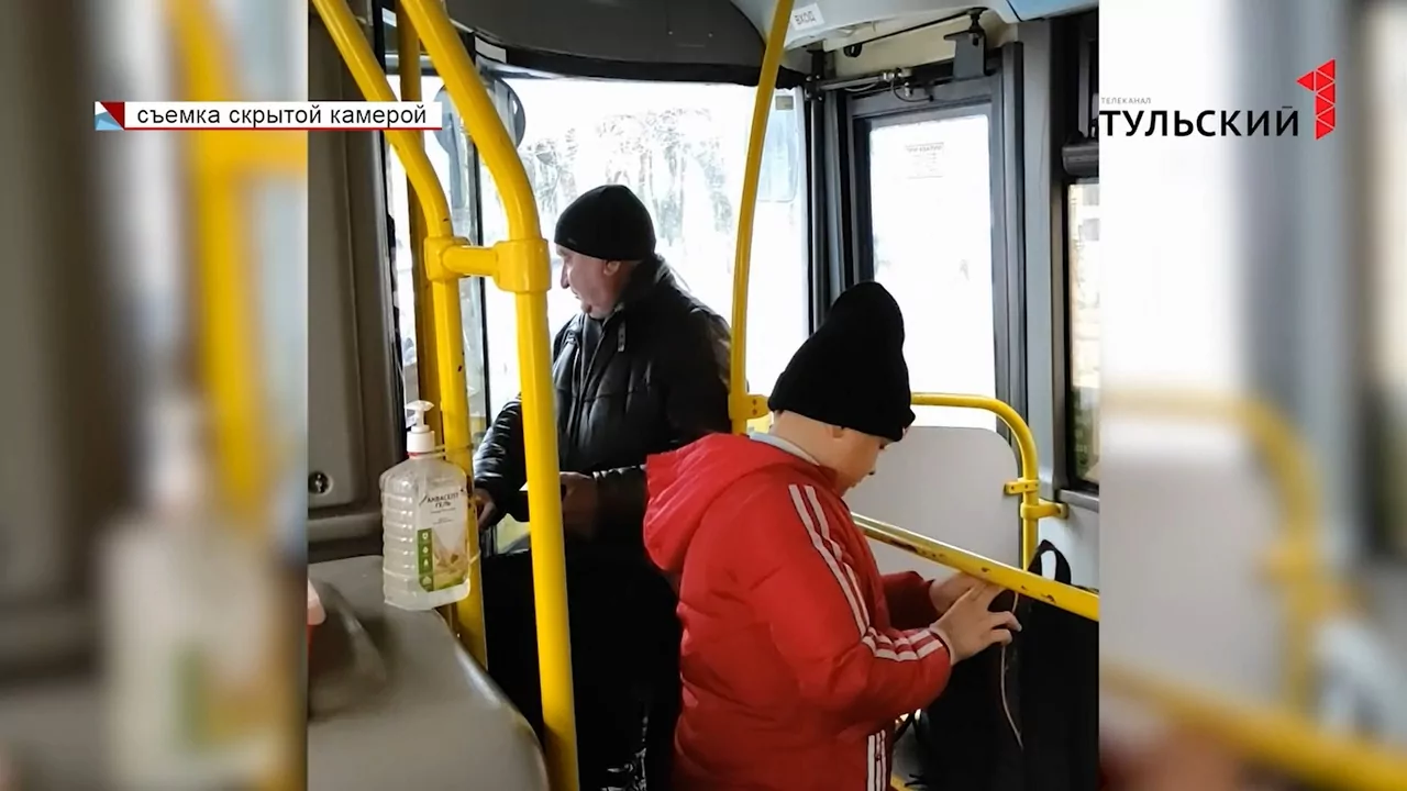 Полицейские продолжают ловить в транспорте нарушителей масочного режима