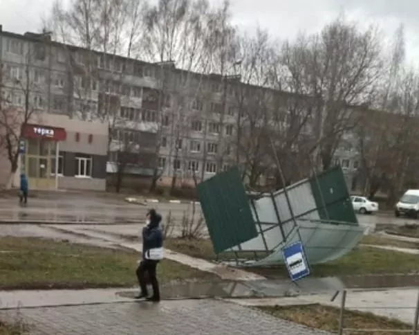 В Новомосковске сильный ветер сдул автобусную остановку