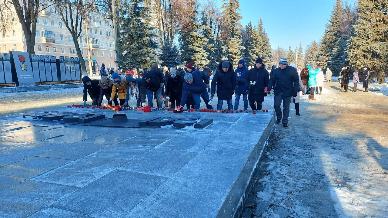 В Новомосковске провели флешмоб в память освобождения города от немецко-фашистских захватчиков