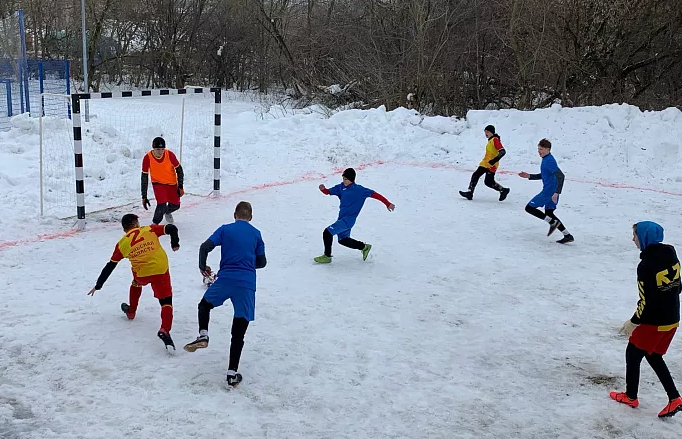 В Туле учащиеся с ОВЗ приняли участие в соревнованиях по футболу на снегу