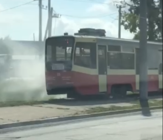 По улице Тулы проехал дымящийся трамвай