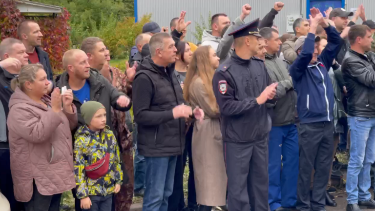 Жители Ясногорска проводили мобилизованных земляков аплодисментами - Новости Тулы и области - 1tulatv