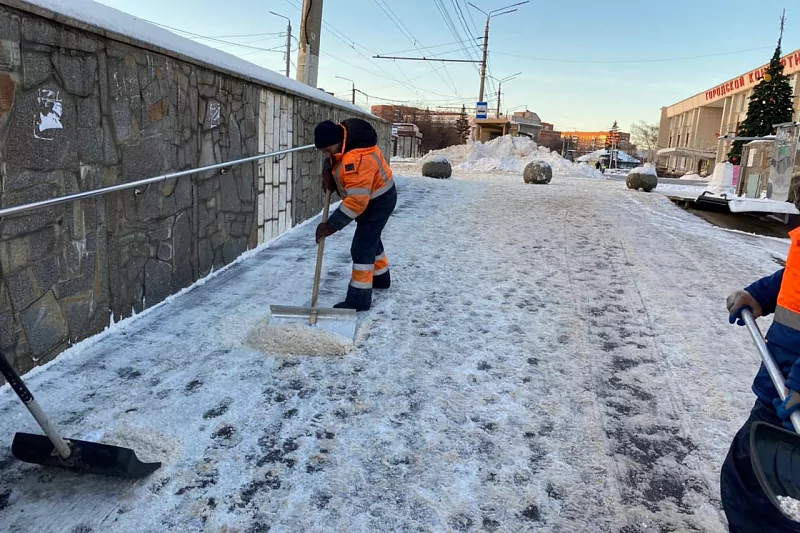 В Туле убирают снег в подземных пешеходных переходах