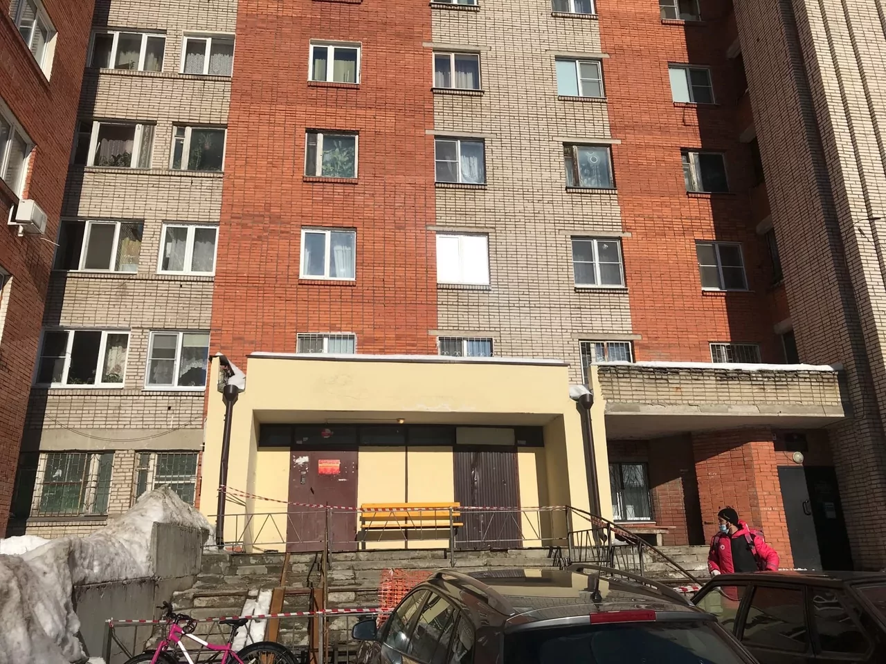 В Туле Прокуратура проводит проверку по факту падения женщины в яму на крыльце дома по улице Горького
