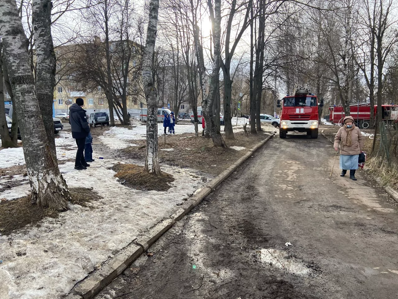 В г. Щекино пришлось эвакуировать жильцов многоэтажки из-за загоревшегося в подвале мусора