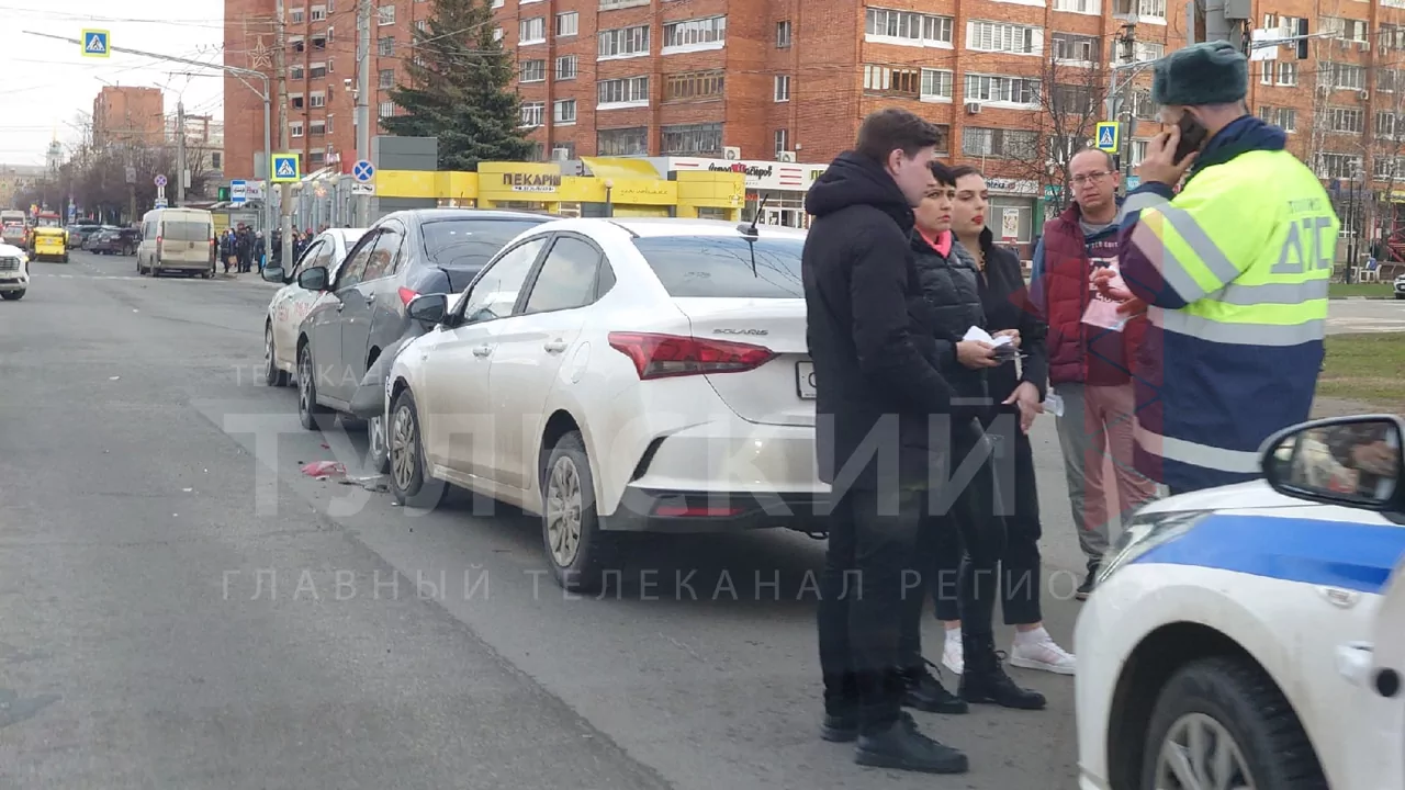 На Красноармейском проспекте в Туле произошло тройное ДТП с машиной автошколы