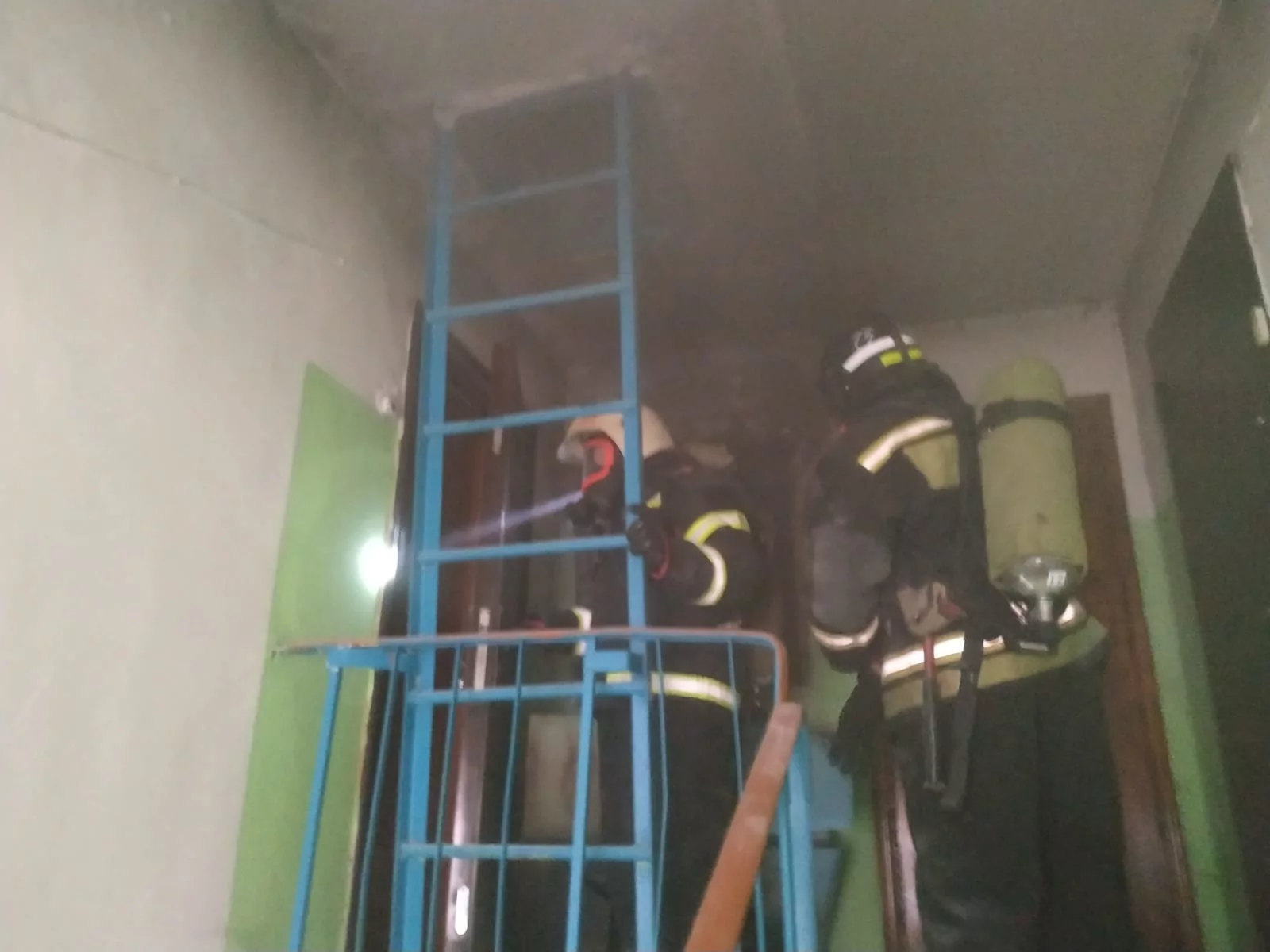 В Суворове пожарные эвакуировали из горящего дома 3 детей и 4 взрослых
