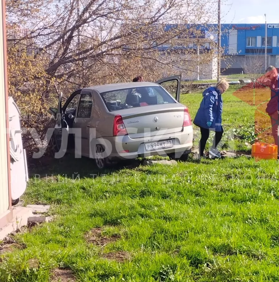 В столб и в дерево: на улице Рязанской в Туле произошла авария