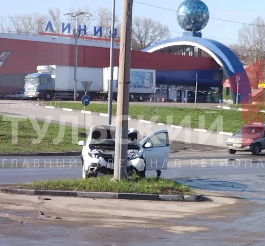 В столб и в дерево: на улице Рязанской в Туле произошла авария