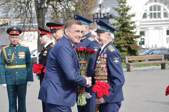 Алексей Дюмин поздравил жителей Тульской области с Днем Победы