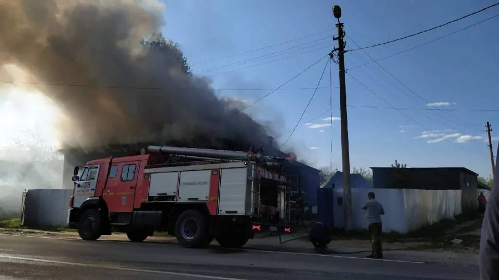 В Алексине на улице Радбужской загорелся одноэтажный деревянный дом