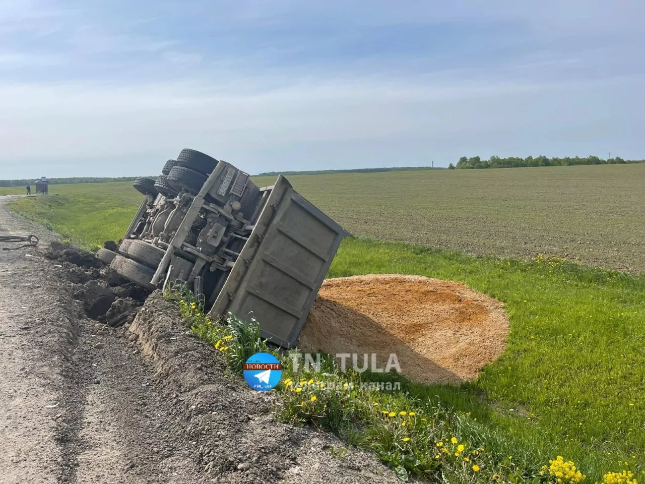 На Калужском шоссе в Туле перевернулась фура с песком