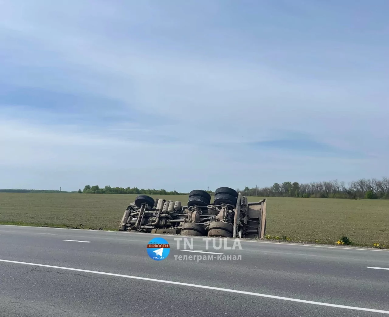 На Калужском шоссе в Туле перевернулась фура с песком