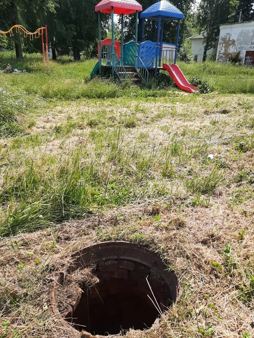 В соцсетях пожаловались на сорняки и мусор на детской площадке в Узловой