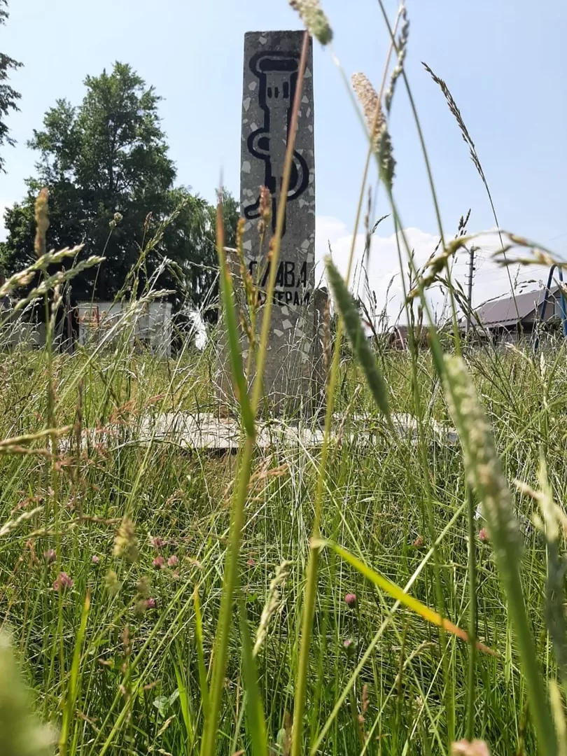 В соцсетях пожаловались на сорняки и мусор на детской площадке в Узловой