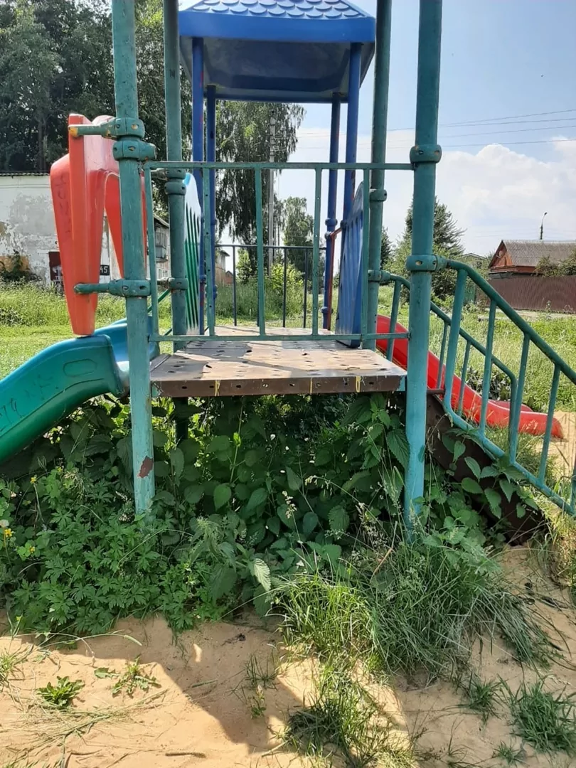 В соцсетях пожаловались на сорняки и мусор на детской площадке в Узловой