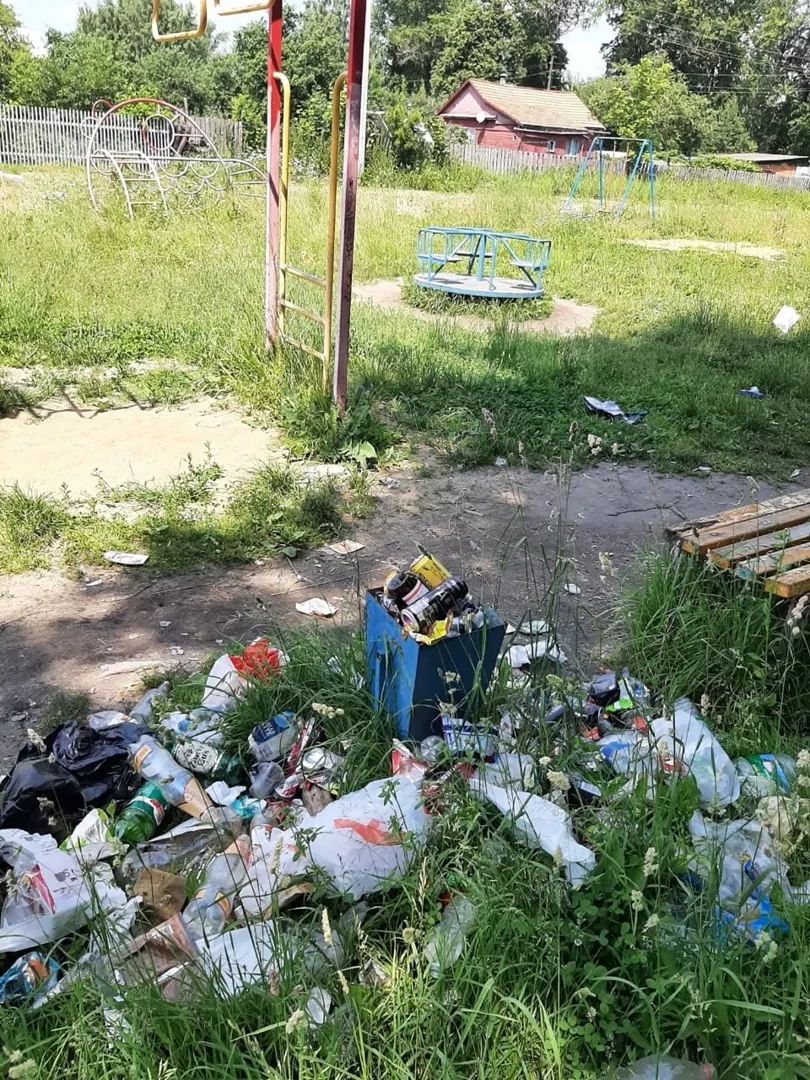 В соцсетях пожаловались на сорняки и мусор на детской площадке в Узловой