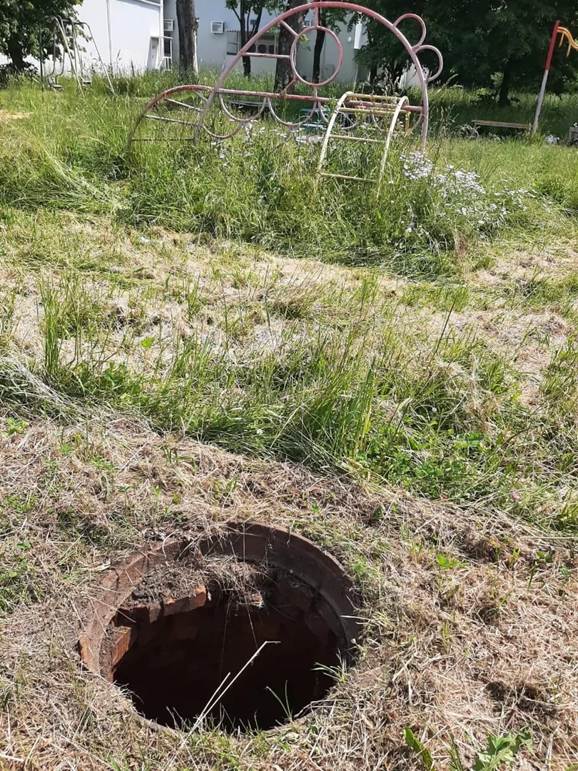 В соцсетях пожаловались на сорняки и мусор на детской площадке в Узловой
