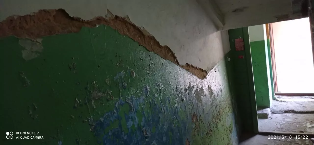 Жители тульской 5-этажки пожаловались на ободранный подъезд и ямы возле дома