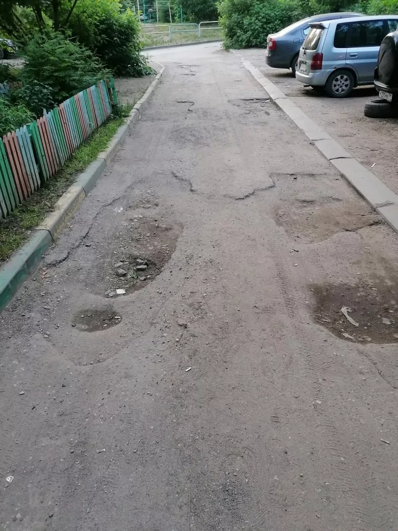 Жители тульской 5-этажки пожаловались на ободранный подъезд и ямы возле дома