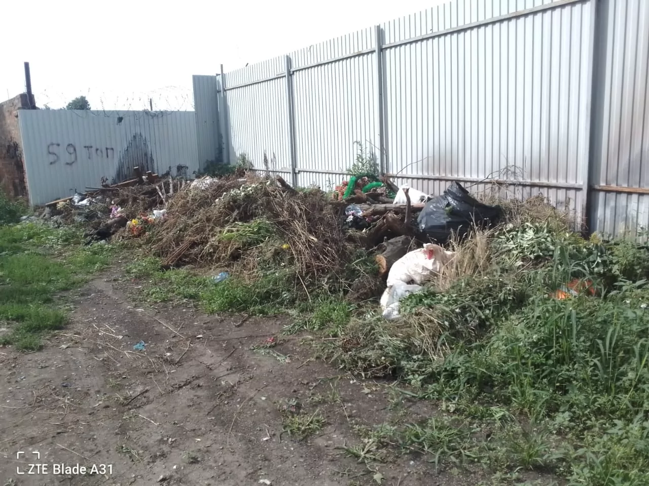 Жители Богородицка сообщили о горах мусора на городском кладбище