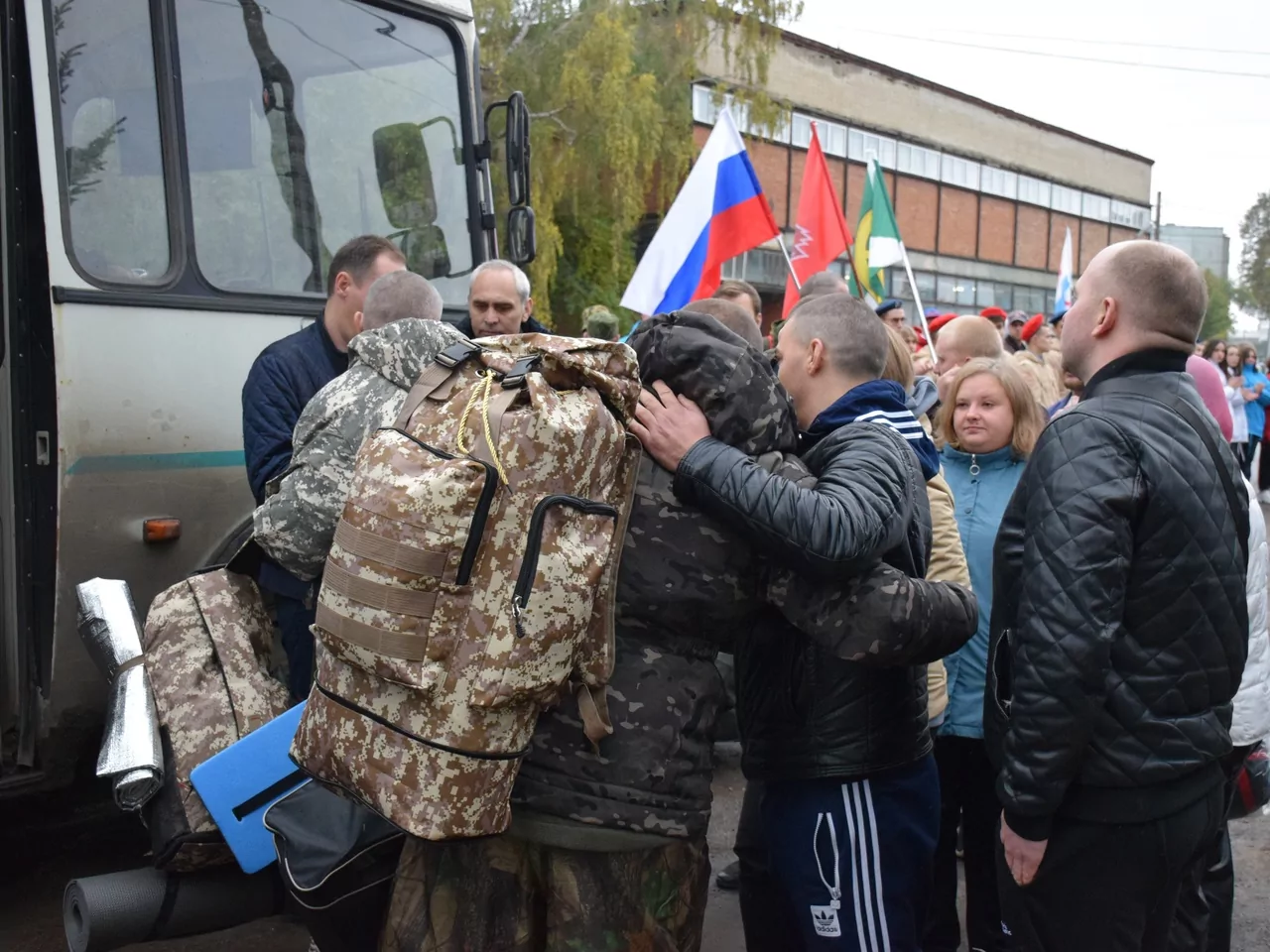 Мобилизованные жители Узловой поделились эмоциями перед отправкой в пункт сбора