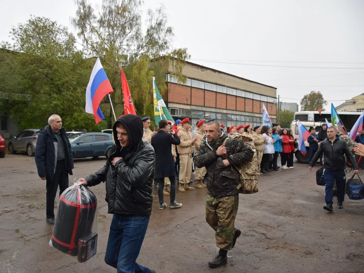 Мобилизованные жители Узловой поделились эмоциями перед отправкой в пункт сбора