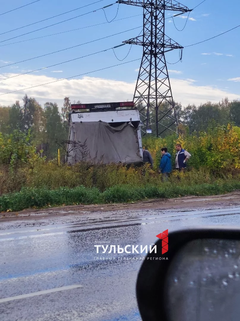 Под Тулой возле кладбища перевернулась грузовая "ГАЗель"