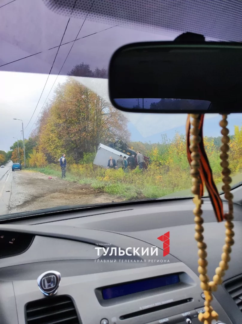 Под Тулой возле кладбища перевернулась грузовая "ГАЗель"