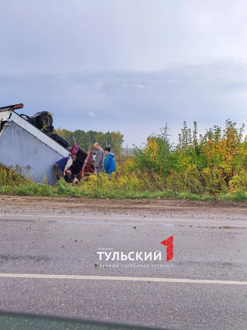 Под Тулой возле кладбища перевернулась грузовая "ГАЗель"