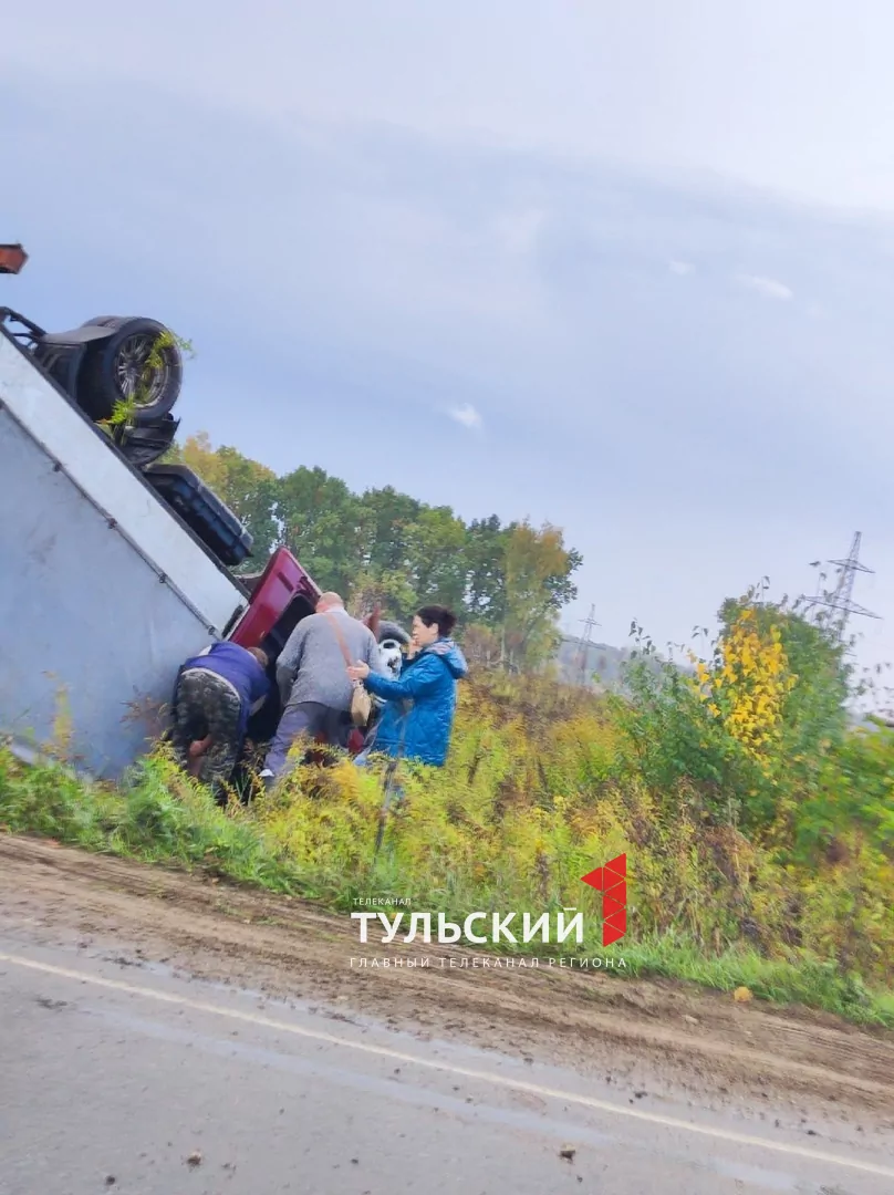 Под Тулой возле кладбища перевернулась грузовая "ГАЗель"