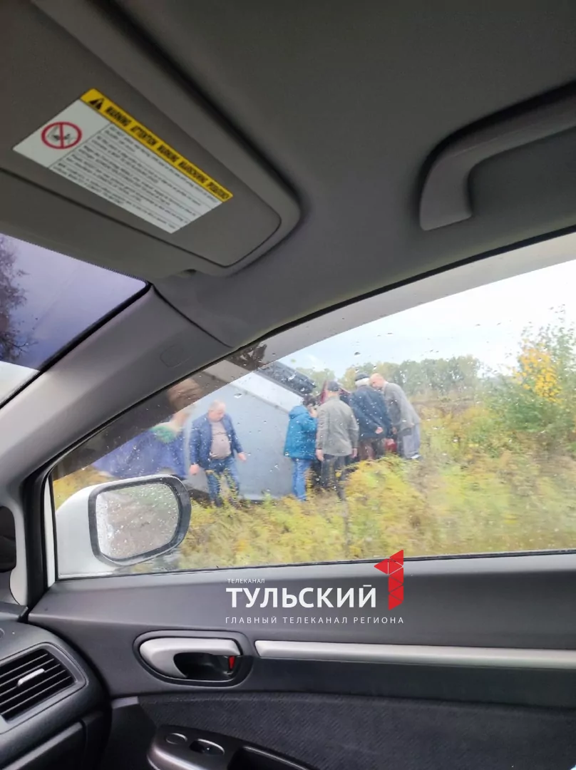 Под Тулой возле кладбища перевернулась грузовая "ГАЗель"