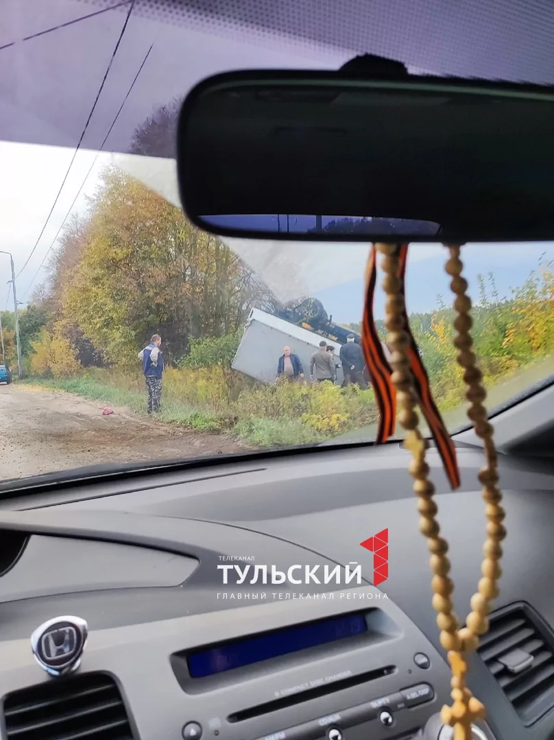 Под Тулой возле кладбища перевернулась грузовая "ГАЗель"