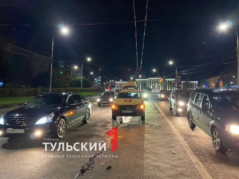 В Туле на проспекте Ленина в ДТП попал автомобиль такси