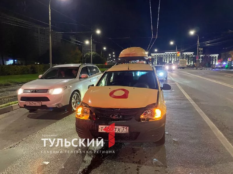 В Туле на проспекте Ленина в ДТП попал автомобиль такси