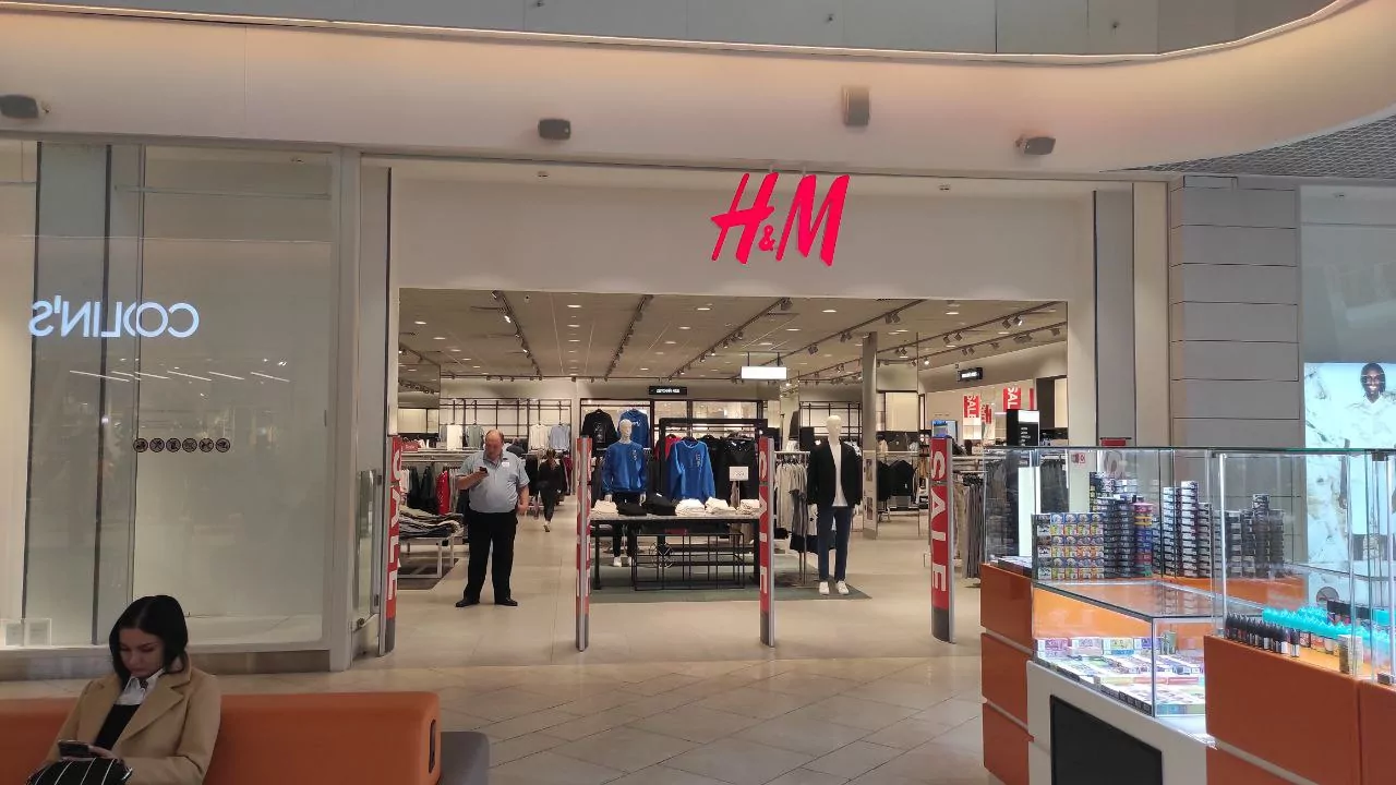 H&M начал закрывать свои магазины в России: что происходит в тульском торговом центре