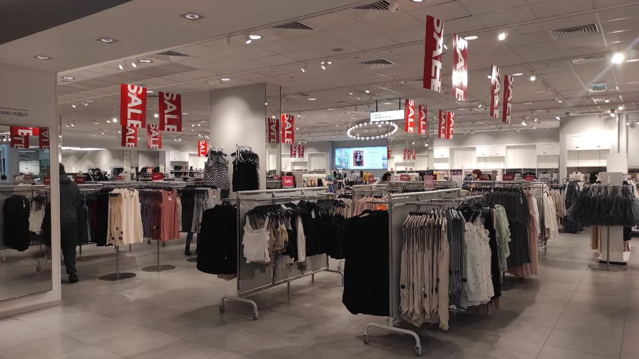 H&M начал закрывать свои магазины в России: что происходит в тульском торговом центре