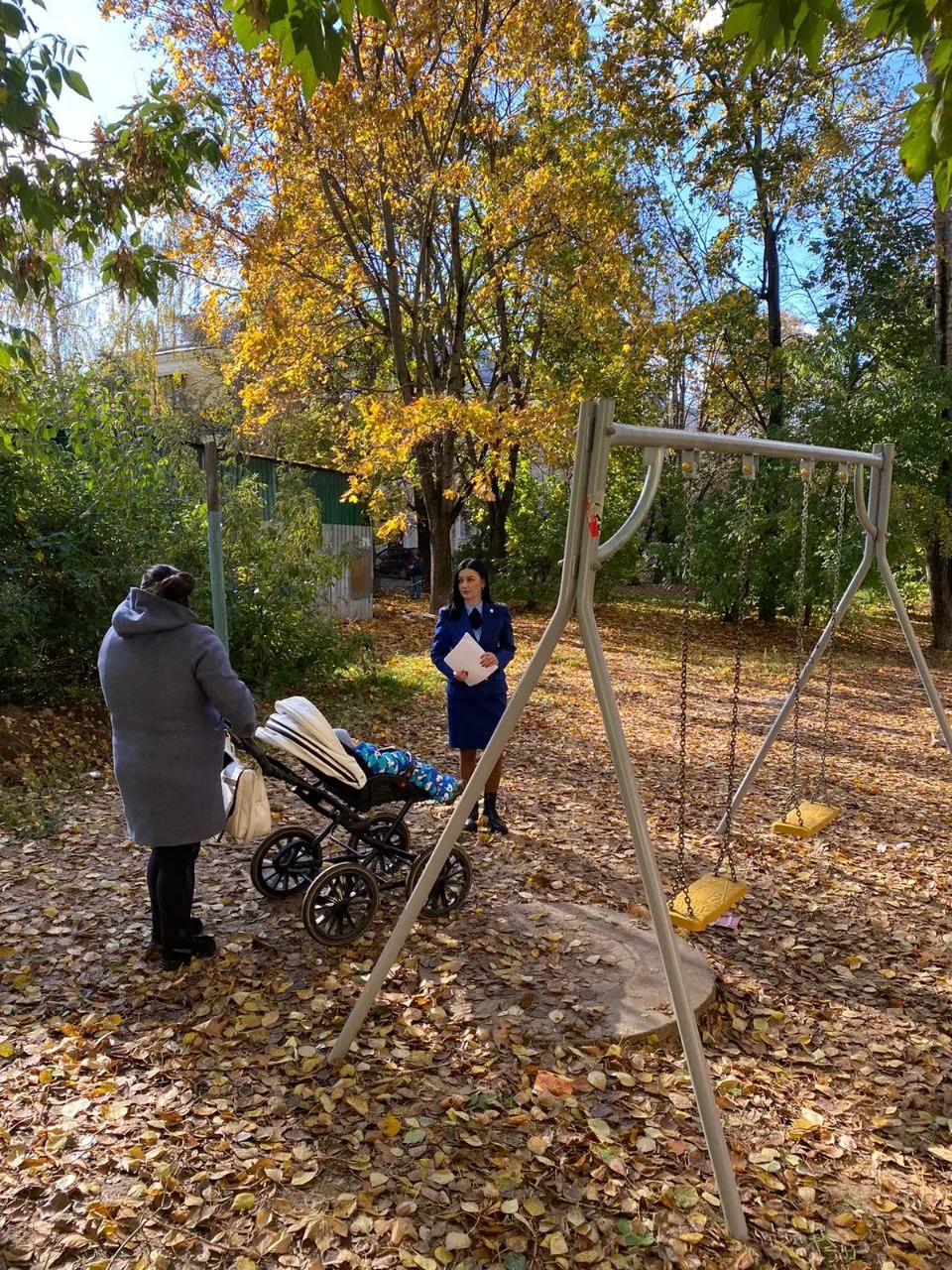 В Туле детскую площадку облюбовали бомжи и маргиналы: прокуратура начала проверку