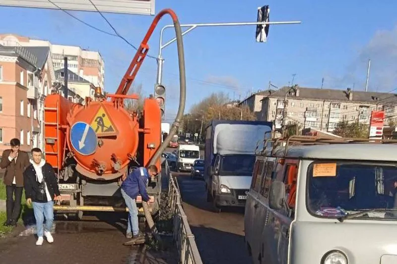 На улицах Тулы прочистили ливневки
